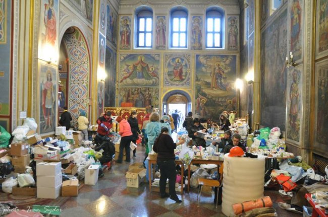 Церква, медики, тіла: священик з Волині показав трагічні кадри з протистояння на Майдані 5-річної давності