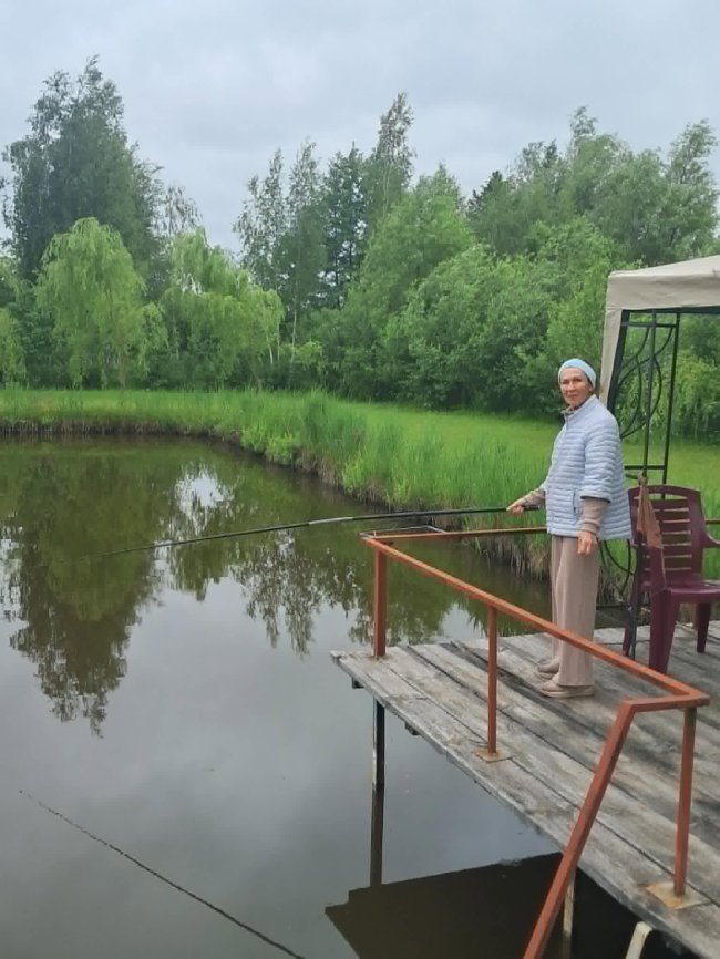 Волинянка рятує лелек та навіть ловить їм рибу. ФОТО