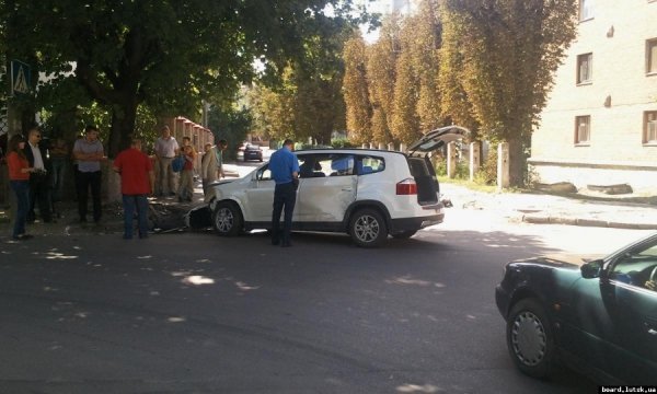 Дві автівки не розминулись у Луцьку. ФОТО