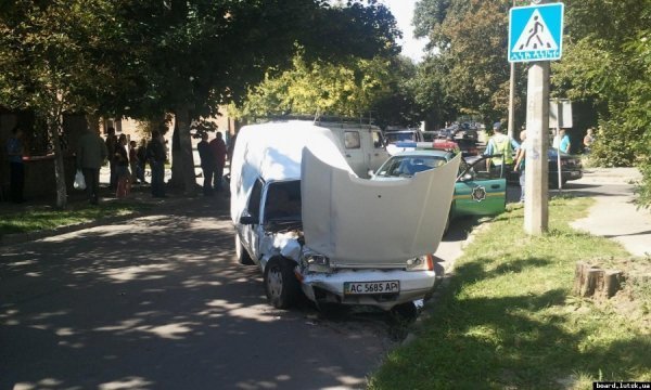 Дві автівки не розминулись у Луцьку. ФОТО