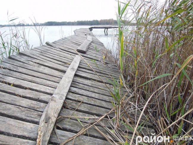 Безлюддя і човни з водою: волинське озеро восени. ФОТО