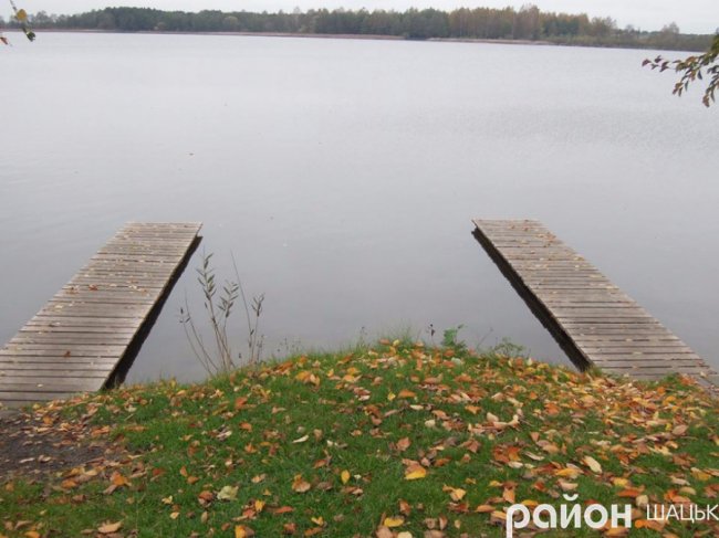 Безлюддя і човни з водою: волинське озеро восени. ФОТО