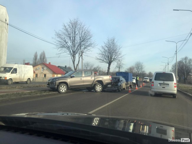 У Луцьку – аварія: на Ківерцівській зіткнулися дві автівки. ФОТО