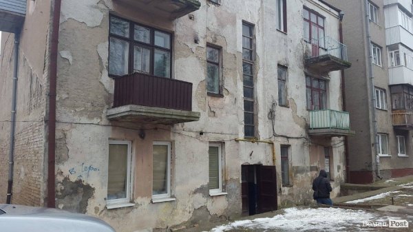 Фасад будинку без зручностей на пр. Волі, 70