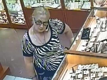 Жінку, яка вкрала золото в ювелірному магазині у Луцьку, розшукує міліція. ВІДЕО