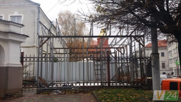 У центрі Луцька біля собору будують кіоск