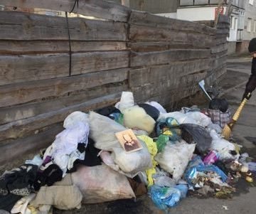 У дворі ковельської багатоповерхівки – стихійне сміттєзвалище. ФОТО