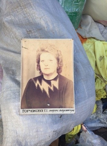 У дворі ковельської багатоповерхівки – стихійне сміттєзвалище. ФОТО