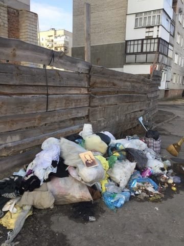 У дворі ковельської багатоповерхівки – стихійне сміттєзвалище. ФОТО