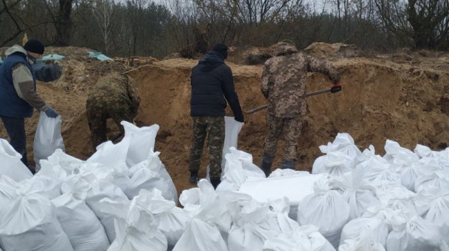 На Волині учасники добровольчого формування будують оборонні споруди. ВІДЕО