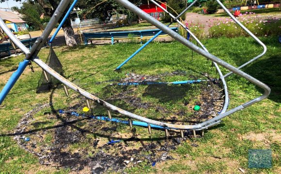 У Нововолинську невідомі потрощили огорожу в парку та спалили батут. ВІДЕО