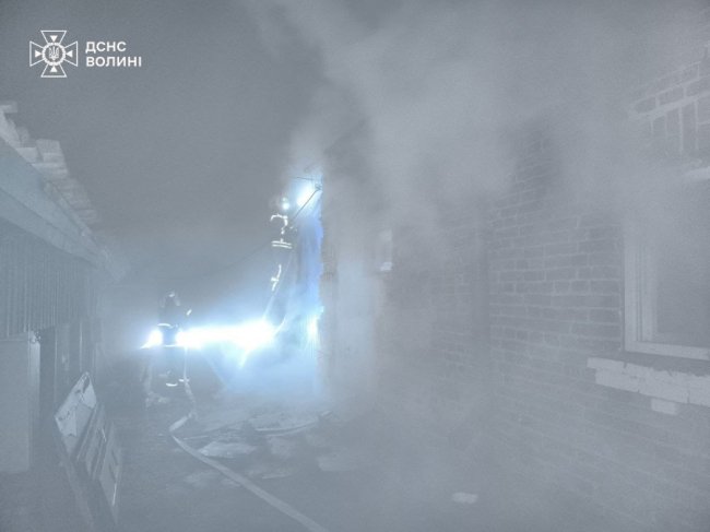У Луцьку на вулиці Виробничій горів житловий будинок
