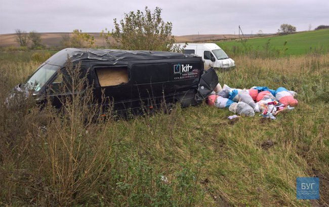 На Волині бус злетів у кювет і кілька разів перевернувся
