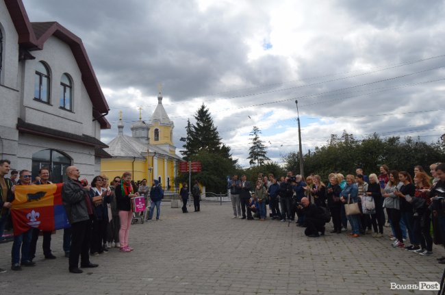 З хлібом, горілкою та кров’ю: у Луцьку відкрили фестиваль театрів. ФОТО