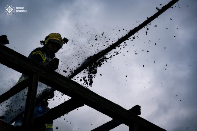 На Волині горів житловий будинок: до лікарні госпіталізували його власницю