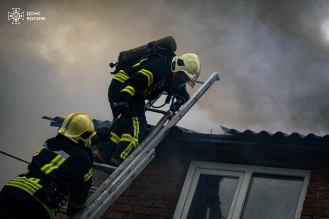 На Волині горів житловий будинок: до лікарні госпіталізували його власницю