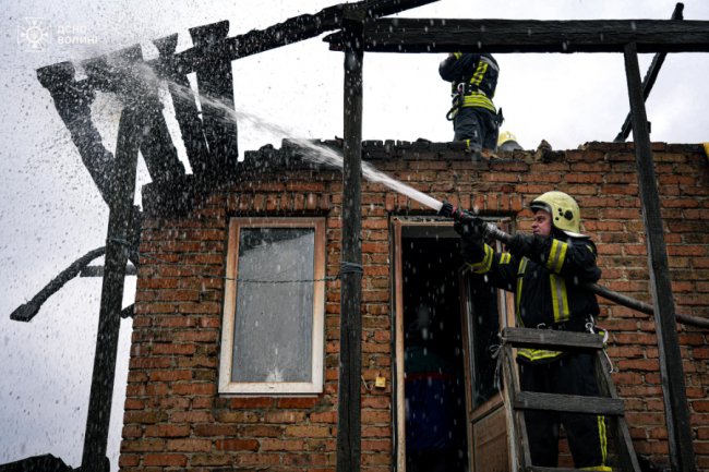 На Волині горів житловий будинок: до лікарні госпіталізували його власницю