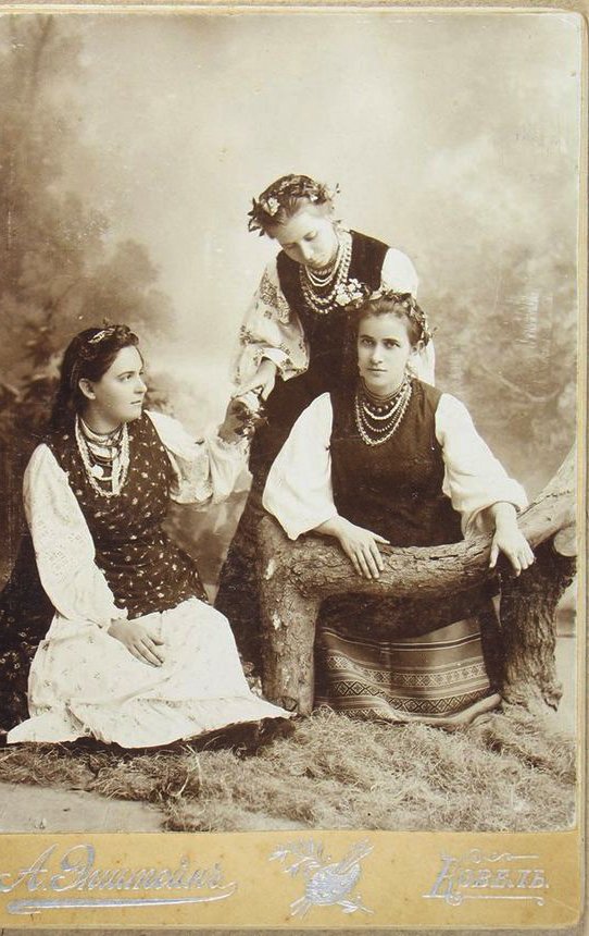 Леся Українка, Ольга Косач та Оксана Старицька в фотосалоні Епштейна, Ковель, 1896 р. 