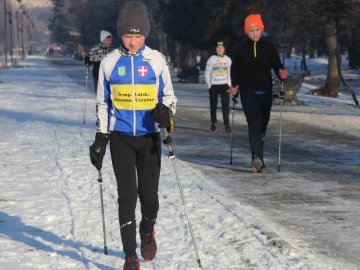 У луцькому парку молодь вчили, як займатися спортом в мороз.ФОТО