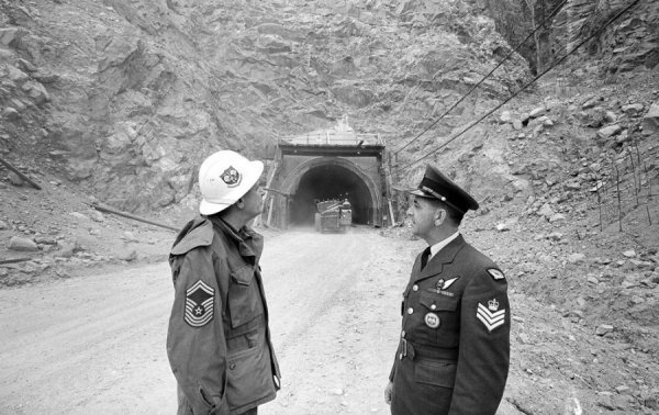  Вищі офіцери США і Канади під час будівництва центру системи попередження нападу в Північній Америці, в Шайєнн Маунтін в передгір'ях Скелястих гір у Колорадо, 4 червня