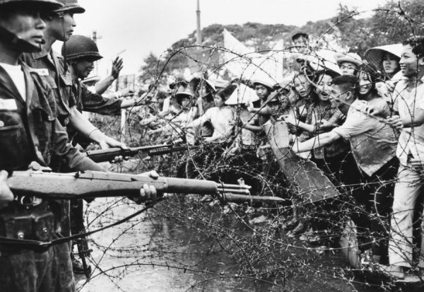 В'єтнамські солдати стоять перед будівлею, в якій проходить зустріч з приводу військових дій, під час демонстрації в Сайгоні, 27 серпня
