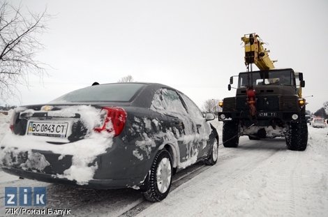 Трасу Київ-Чоп визволяють з-під снігу. ФОТО