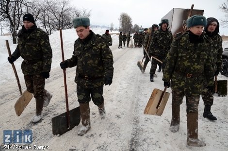 Трасу Київ-Чоп визволяють з-під снігу. ФОТО