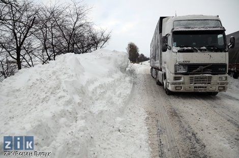 Трасу Київ-Чоп визволяють з-під снігу. ФОТО