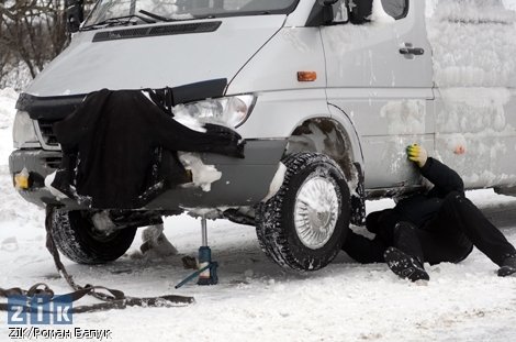 Трасу Київ-Чоп визволяють з-під снігу. ФОТО