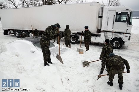 Трасу Київ-Чоп визволяють з-під снігу. ФОТО
