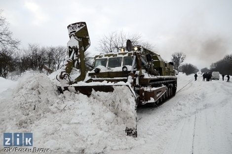 Трасу Київ-Чоп визволяють з-під снігу. ФОТО