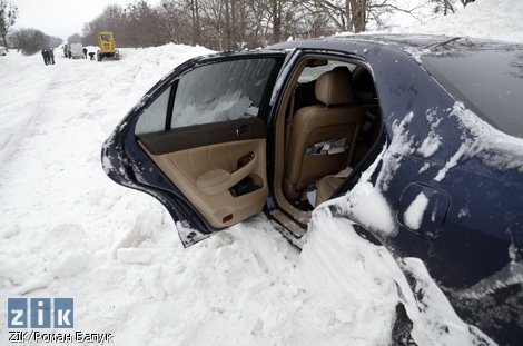 Трасу Київ-Чоп визволяють з-під снігу. ФОТО