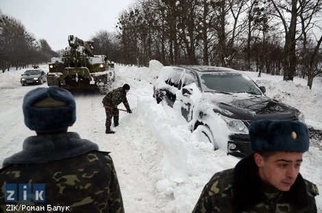 Трасу Київ-Чоп визволяють з-під снігу. ФОТО