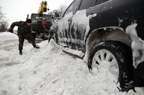 Трасу Київ-Чоп визволяють з-під снігу. ФОТО