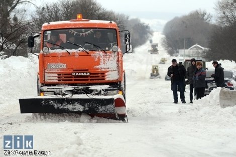 Трасу Київ-Чоп визволяють з-під снігу. ФОТО