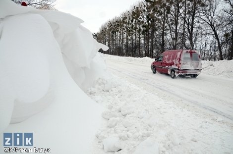 Трасу Київ-Чоп визволяють з-під снігу. ФОТО