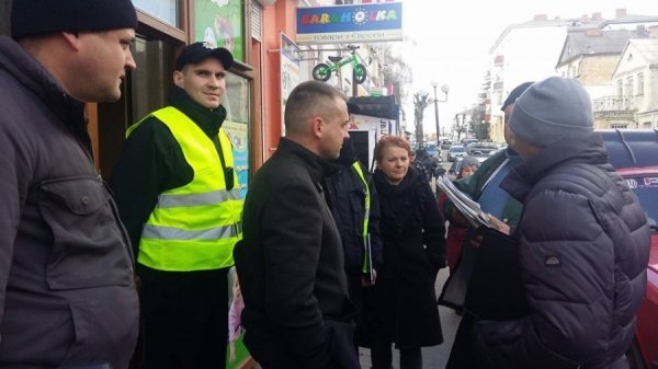 У Луцьку незаконно продавали косметику. ФОТО 