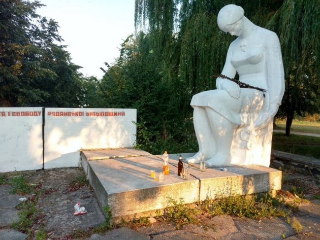 Мертві коти та купи порожніх пляшок: волинянина вразила «чистота» на озері Лука. ФОТО