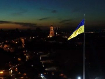 У Києві підняли найбільший прапор України. ВІДЕО