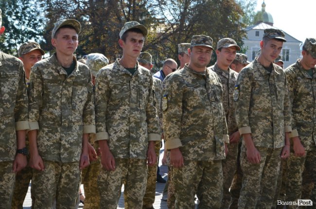 «Вітаємо вдома»:  Луцьк зустрів військових авіаторів. ФОТО