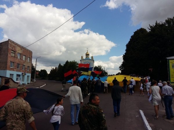 У Горохові на День Незалежності несли два українські прапори. ФОТОРЕПОРТАЖ