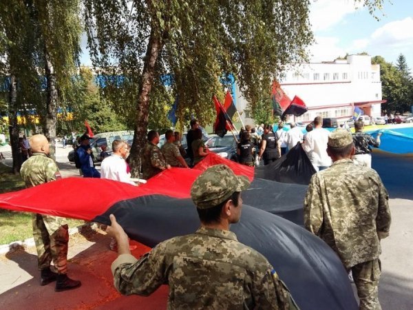 У Горохові на День Незалежності несли два українські прапори. ФОТОРЕПОРТАЖ