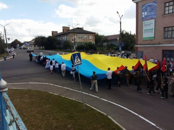 У Горохові на День Незалежності несли два українські прапори. ФОТОРЕПОРТАЖ