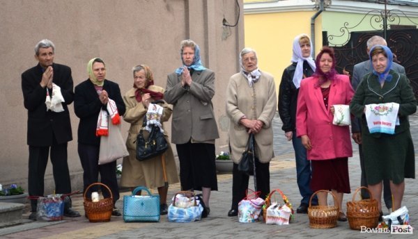 У Луцьку святять паску. ФОТО