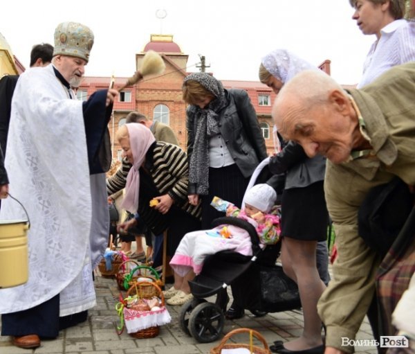 У Луцьку святять паску. ФОТО