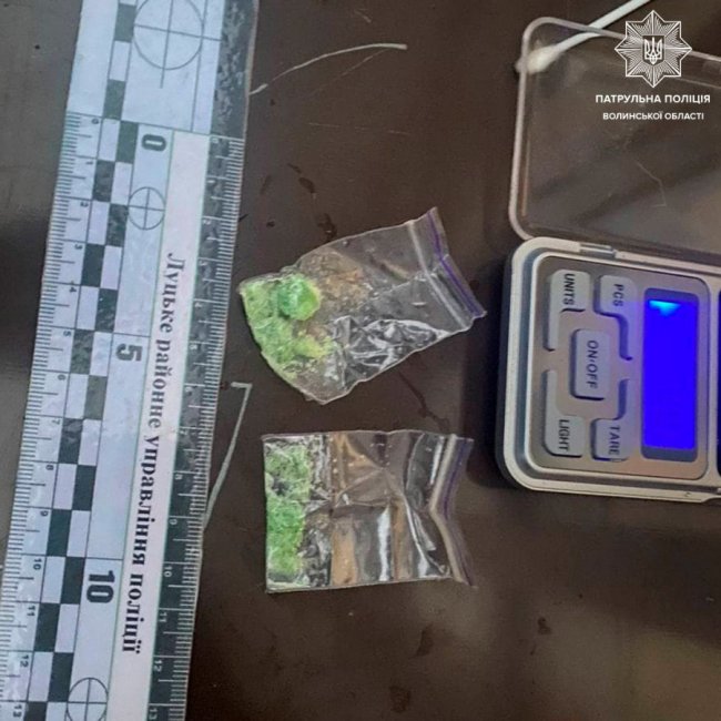 У Луцьку патрульні затримали чоловіка, який розповсюджував наркотики. ФОТО