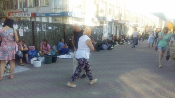 У Луцьку муніципали припинили незаконну торгівлю сільськогосподарськими продуктами. ФОТО