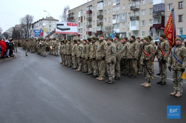 Нагороди, вітання та сльози щастя: у Володимирі урочисто зустріли воїнів 14-ї бригади. ФОТО. ВІДЕО
