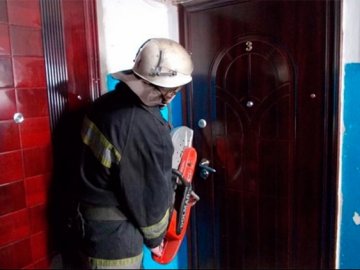 У Рівному рятувальники знайшли в квартирі непритомну дівчину