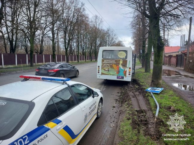 У Луцьку водій автобуса наїхав на дорожній знак